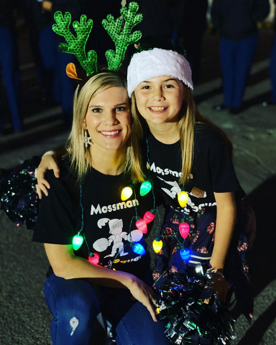 cmills2007's tweet image. Kenzie’s spirit squad got to cheer in the League City Christmas Parade tonight!! We had a lot of fun! #lotsofcheering #wegotspirityeswedo 🎅🏻🤶🏻⛄️🎄