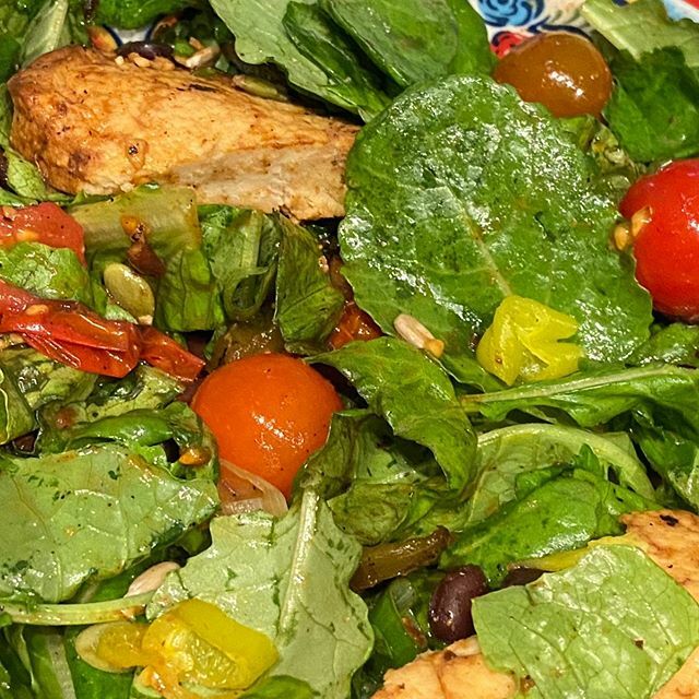 1daPC's tweet photo. A simple little dinner...pan-roasted vegetables over baby kale with chik’n #vegan #meatlesssaturday #meatlesseveryday https://t.co/c1t1tEVuey https://t.co/zangksNAdv