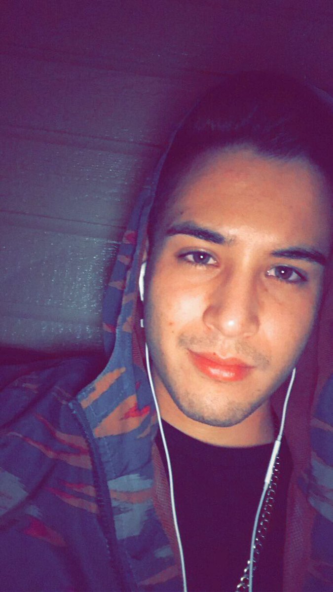 iviickey97's tweet photo. I should just glue my earphones in my ears 🙄 https://t.co/FEsvU00bKF