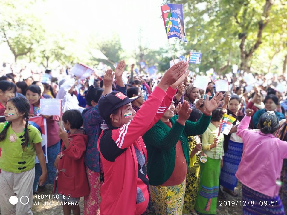 "အမေစုထောက်ခံပွဲ"
မြစ်သားမြို့က ပြည်သူအားလုံးကလည်း အမေစုနဲ့ အတူတူ တသွေးတသားတည်း ရှိကြောင်း......