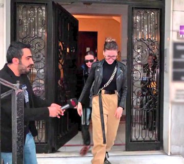 Serenay Sarıkaya röportajında ilk kez stil danışmanının Hafize Çeliktürk olduğunu söylemiş. Vizyonu deri pantolonun altına (çakma LV görünümlü) şipidik ev terliği olan böyle zevksiz birine danışmasa daha hayırlı🙃 tarzıyla it girl olarak anılıyordu, üzücü🤦‍♀️x.com/srkyserenayfan…