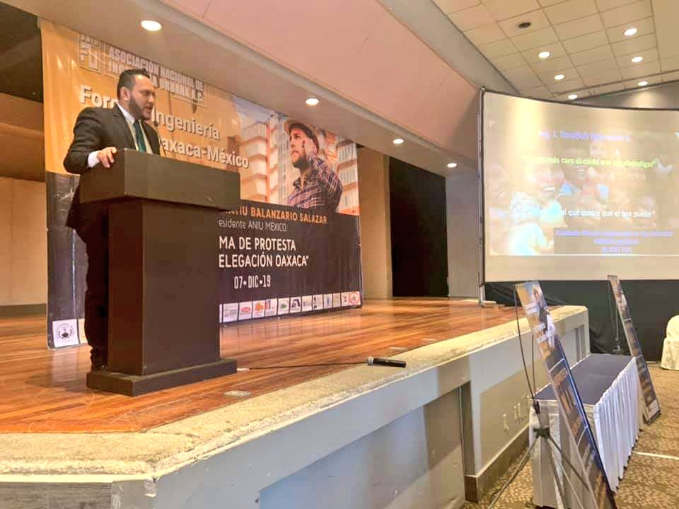 DRJMM_'s tweet photo. Agradezco la Invitación de mis Amigos de la #ANIU quienes hoy tomaron protesta en compañía de su presidente nacional @tonatiuhbalsa así como de @fabianhevi @SINFRA_GobOax y amigos presidentes de los gremios más importantes de la Ingeniería en Oaxaca. FELICIDADES @alejandromurat https://t.co/H5IPF10IRH