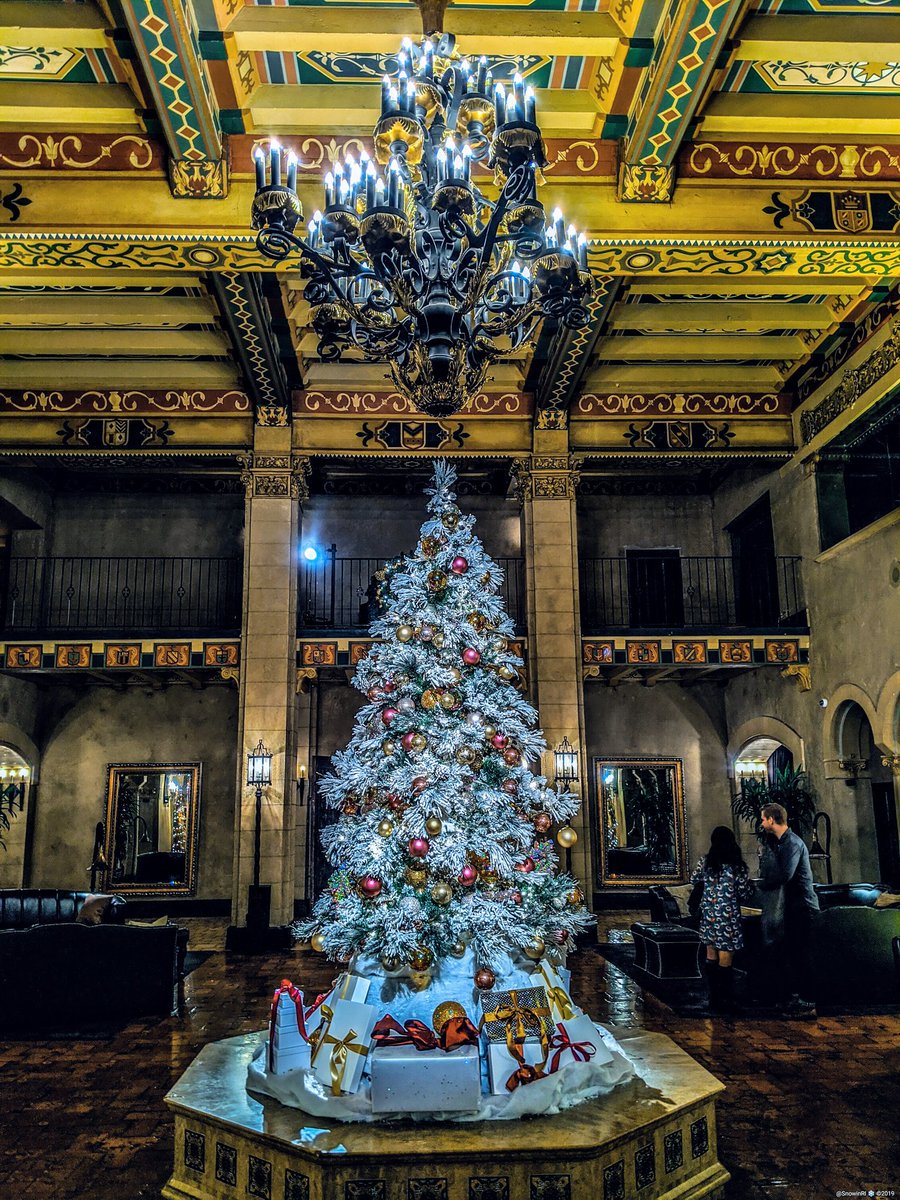 SnowinRI's tweet photo. Taken w/ @madebygoogle #Pixel2 at @hwood_roosevelt in #Hollywood

#SaturdayNight #teampixel https://t.co/ddrMp3O7MC