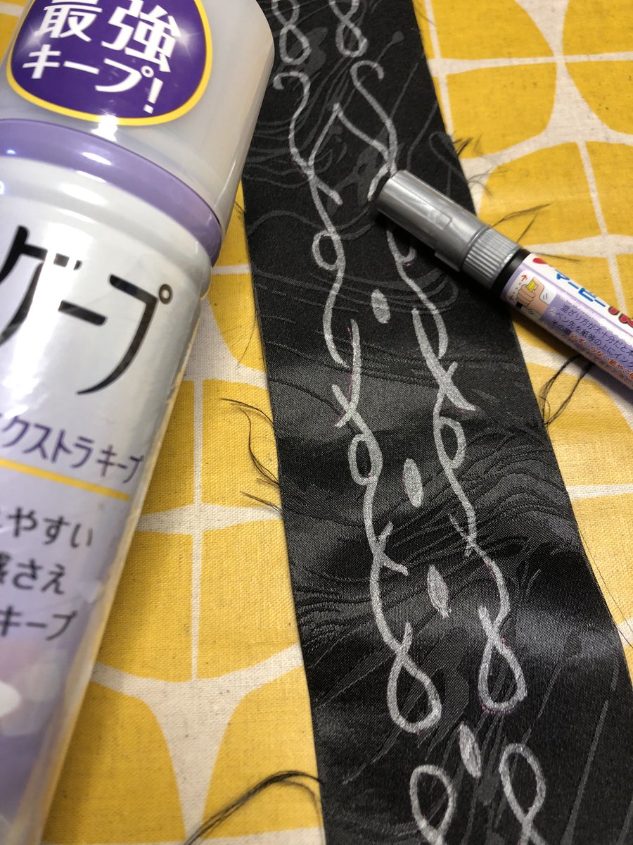 けいちん 服のタグに名前を書く際に滲むときはヘアスプレーを吹いて乾かしてからと滲まないって言うので コスプレに応用してみた サテンジャガードも滲まないぞこのライフハック レイヤーのオススメ商品プレゼン大会