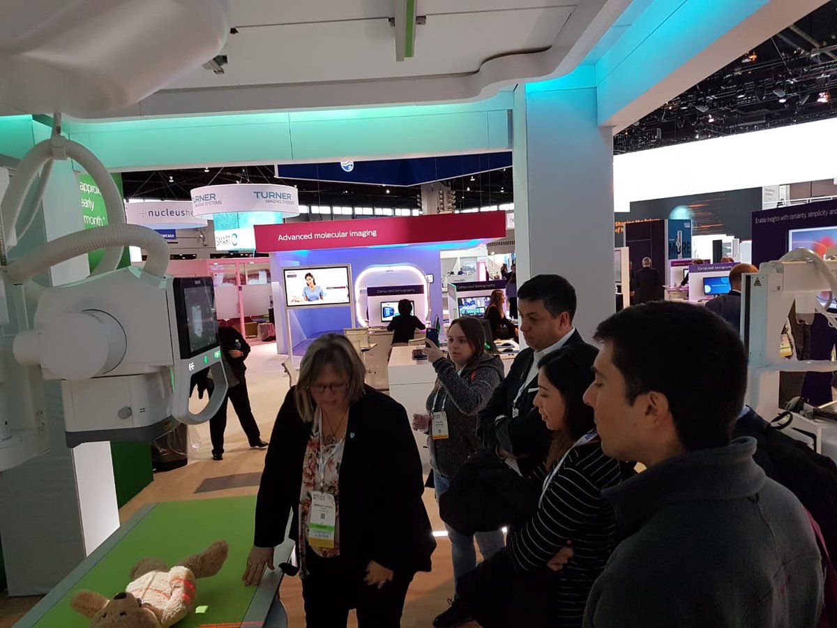 Viendo equipos de Radiologia digital para nuestros próximos proyectos