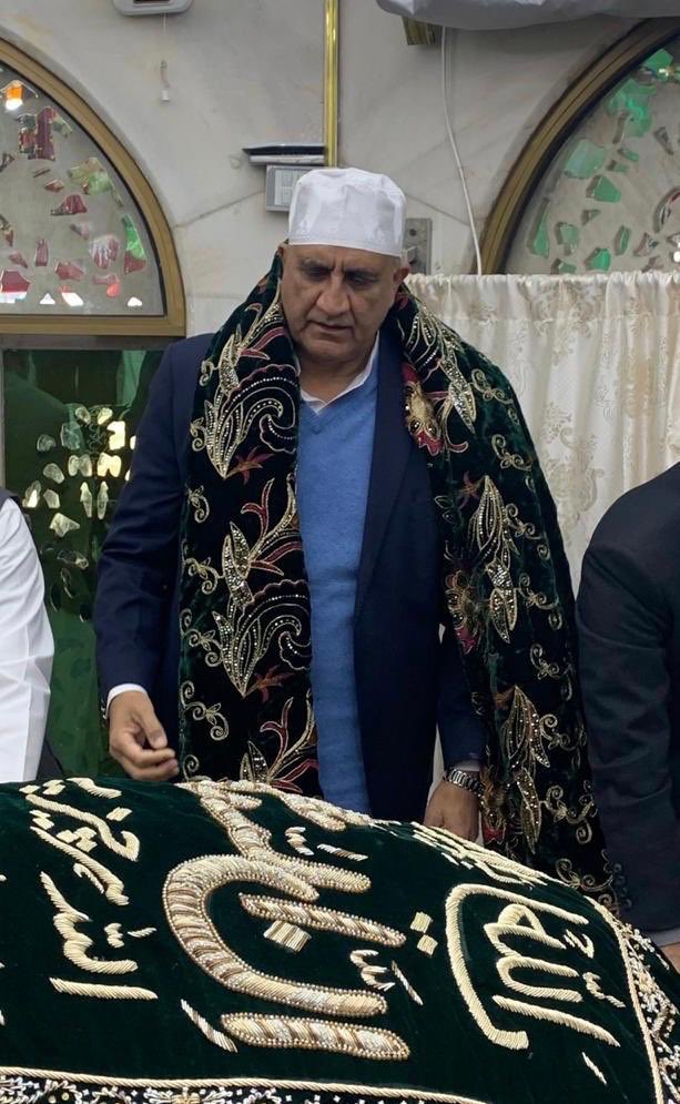 جرنل باجوہ داتا دربار پہنچ گیے۔ چادر چڑھائ۔ دعا مانگی۔سرکاری تصویر اور اطلاع۔