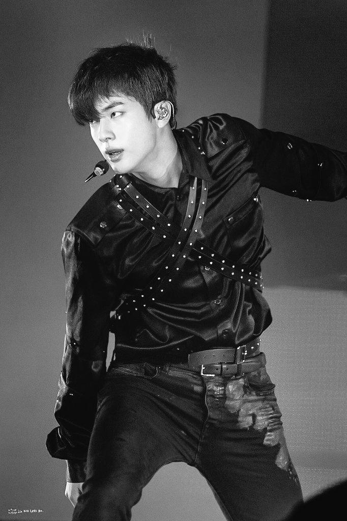 JenyFt's tweet photo. Un jin en noir et blanc pour embéllir ta journée d'anniversaire ! 👀❤#TIFFDAY https://t.co/qDQuM5TM0Z
