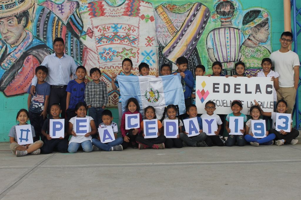 Such a wonderful photo from ‘Escuela de la Calle’ School in Guatemala! Great to see #PeaceDay being celebrated all over the globe! Truly inspiring. 

#DoYourPeace #PeaceOneDay #JeremyGilley #Goal16 #Goal17 #Peace #CyberNonViolence #PeaceDay193 #OnlineNonViolence
