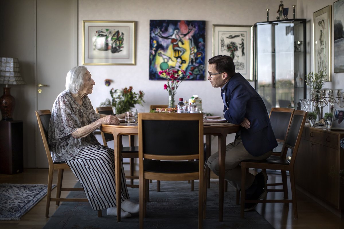 Jag var där, dagen då Ulf Kristersson tittade Hédi Fried, Auschwitz-överlevaren, i ögonen och lovade att aldrig aldrig, aldrig skulle gå med på något samröre med <a href="/sdriks/">Sverigedemokraterna</a>. Det här kan inte ledaren för <a href="/moderaterna/">Moderaterna</a> formulera sig förbi. Ett historiskt svek.
dn.se/ledare/peter-w…