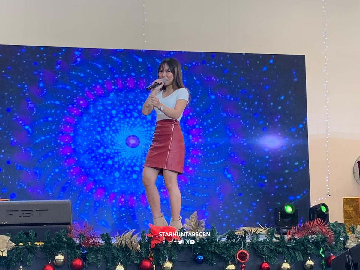 starhuntabscbn's tweet photo. Naki-jam ang mga Kapamilyas sa performance ni @itsmeangelieofc ng classic Christmas hit na "Sana Ngayong Pasko" during the #GrandKapamilyaChristmasFair ✨ https://t.co/vlyyfXZJkx
