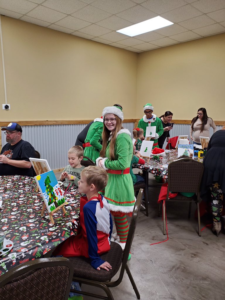 1SupeDog's tweet photo. Santa’s little Elves were a BIG help yesterday at Christmas on the Square and at the Community Library! KEY Club students invested their time to bring smiles and joy to the world of these children. #VENUSPROUD https://t.co/7mTwEseQDr
