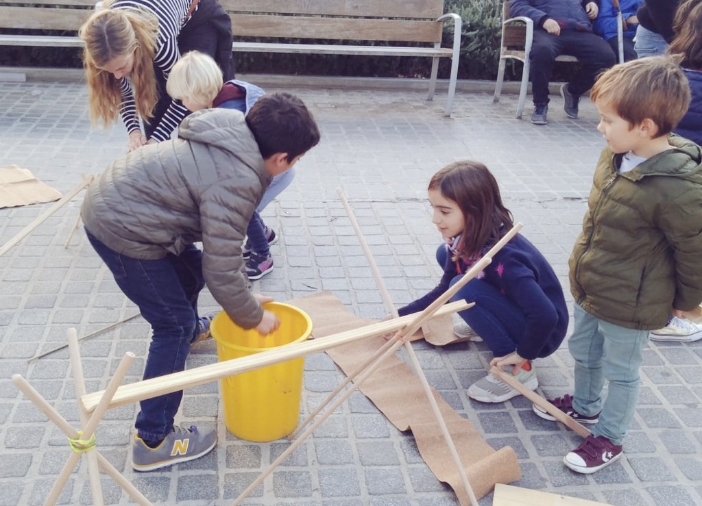 A la #festapelsdretsdelsinfants19 ja hi vau jugar. Avui ho farem sobre un terra de fulles. Voleu? L'<a href="/Obradordelarie1/">Obradordelariera</a> es despedeix de la <a href="/ParcsplatgesAMB/">Parcs i platges AMB</a> Jugatecambiental Jugant <a href="/JBordanove/">Jordi Bordanove</a> <a href="/AjBadalona/">Ajuntament de Badalona</a> <a href="/BadalonaTurisme/">Badalona Turisme</a> @FampasBadalona