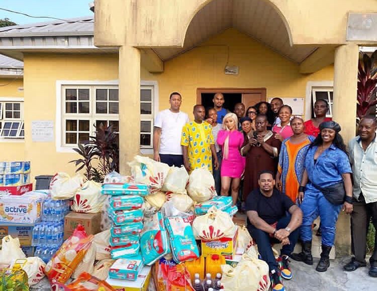 PrinceEbeano's tweet photo. @iamcardib God bless your heart π
We love you scatter.
You have not spent a week in Nigeria and you have put smile on faces.
.
.
Giving is what we do.
#cardib #cardibshow #cardininnigeria #SundayThoughts #lagosfoeshow #lagos #nigeria #entertainment #giving #sundayservice https://t.co/tgtD11jp44