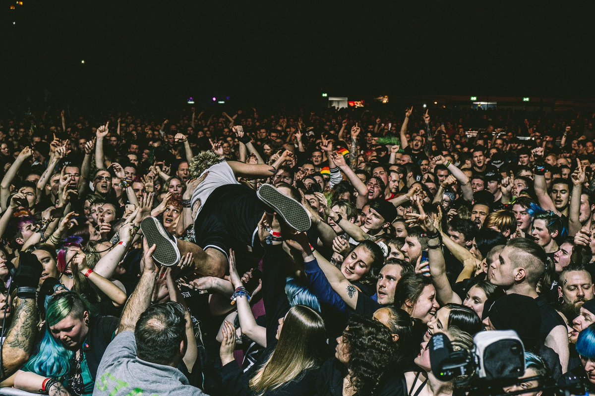 ZSKberlin's tweet photo. Verdammte Axt war das genial! Danke Hamburg für dieses epische Fest. Wir kommen Herbst 2020 wieder. 😘✊️
#zsk #swiss #Hamburg #hallohoffnung 
Fotos: Ben Wessler https://t.co/Q1Bio9Unl6