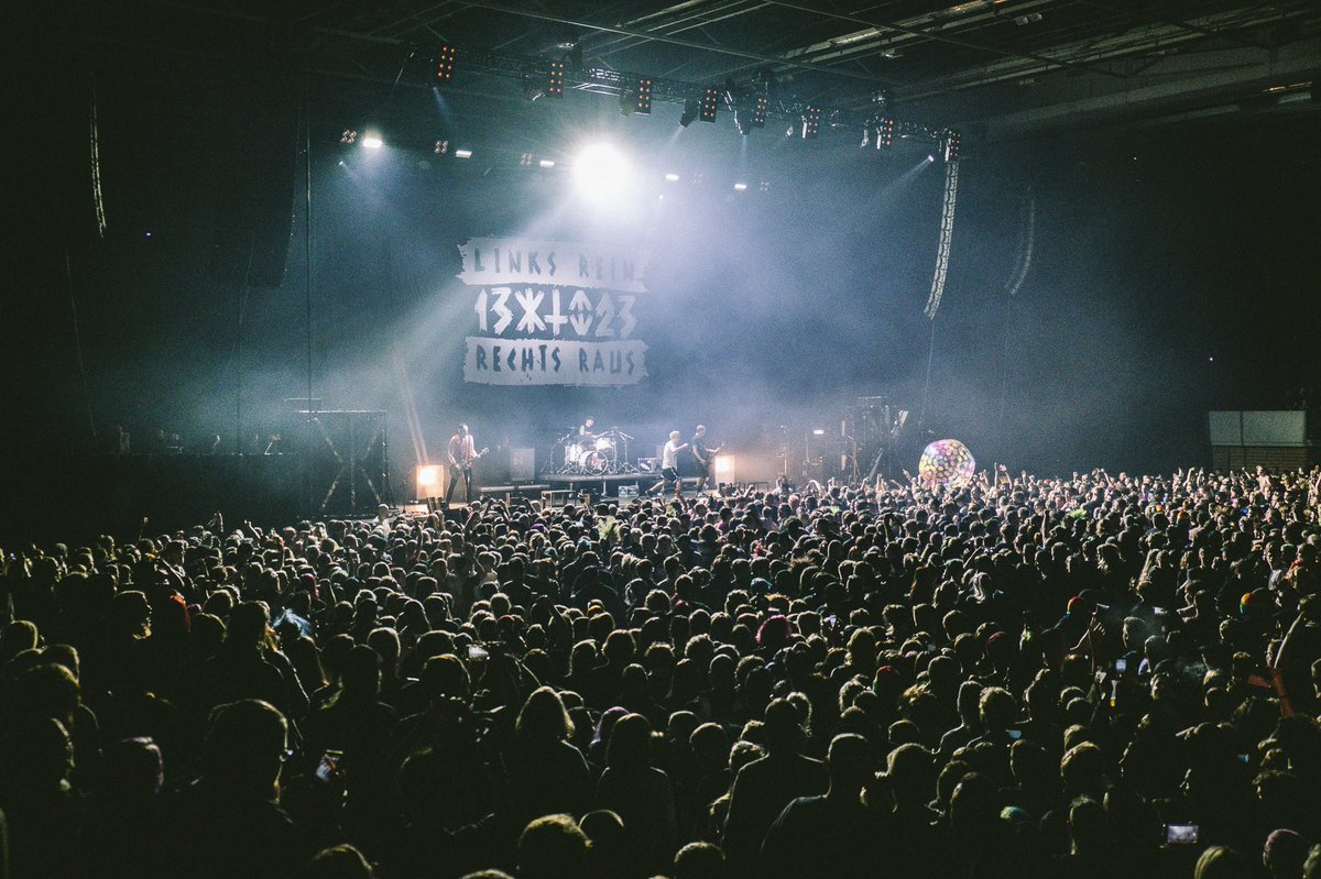 ZSKberlin's tweet photo. Verdammte Axt war das genial! Danke Hamburg für dieses epische Fest. Wir kommen Herbst 2020 wieder. 😘✊️
#zsk #swiss #Hamburg #hallohoffnung 
Fotos: Ben Wessler https://t.co/Q1Bio9Unl6