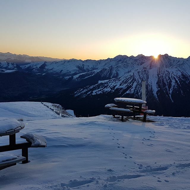 SaintLaryAlti's tweet photo. 💙❄[PIC' DU DIMANCHE MATIN]❄💙
🔝Pour les lève-tôt ou ceux qui sont encore au chaud...... Le soleil se lève sur le domaine... 🏂
.
.
.
.
.
.
#visitpyrenees #montagne #familylife #SaintLaryAlti #Promo #Neige #Occitanie #Pyrénées #HautesPyrénées #Skiin… https://t.co/ehBDTua3sU https://t.co/9o5GsUdD3k