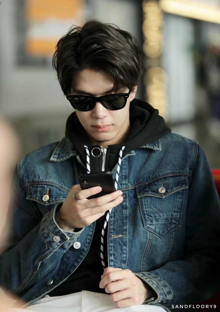 sandfloory's tweet photo. [KIX] นั่งเฉยๆก็เท่ห์มาก 😎

@benjaminbrasier 
#หมาป่าเบญจมินทร์ https://t.co/fL377lbyVV