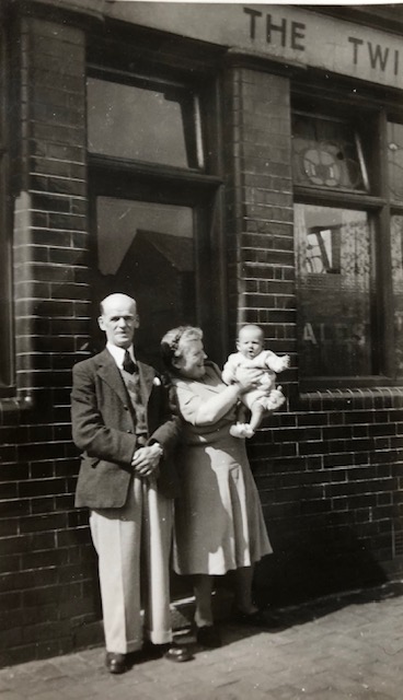 LostPubsProject's tweet image. Anyone know the name of this pub, probably in Stockport.