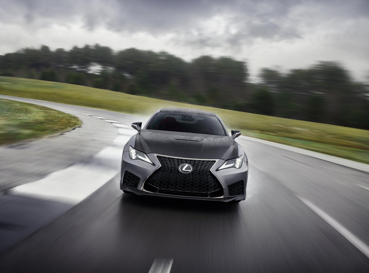 LexusKSA's tweet photo. تسارع سلس ايقاعي يتماشى مع مشاعر السائق وفهم فوري للمسار الذي يريده .
#LexusRCFTrackEdition
#لكزس #لكزس_السعودية https://t.co/HUSqBD2jRj