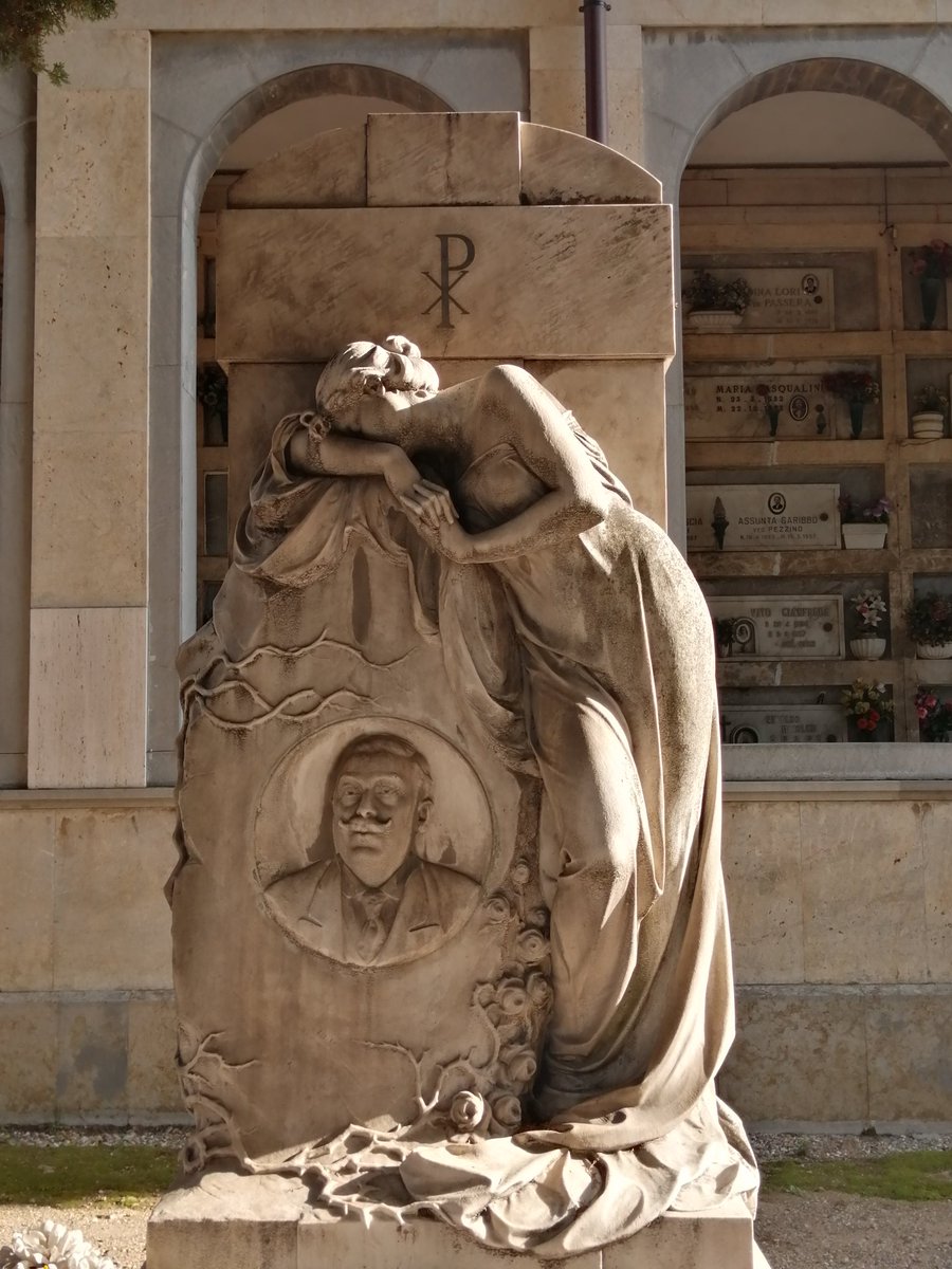 matilde_secchi's tweet photo. #MEMORIAL TO EMANUELE DERCHI, EARLY C20, #BOSCHETTI #CEMETERY, #LASPEZIA, 🇮🇹.
A beautiful woman in typical Art Nouveau style is weeping on a stone bearing Emanuele's elegant effigy. I find that the detail of the leafless, thorny rosebush is very poetic. 🥀 https://t.co/W4JkNNJBoe