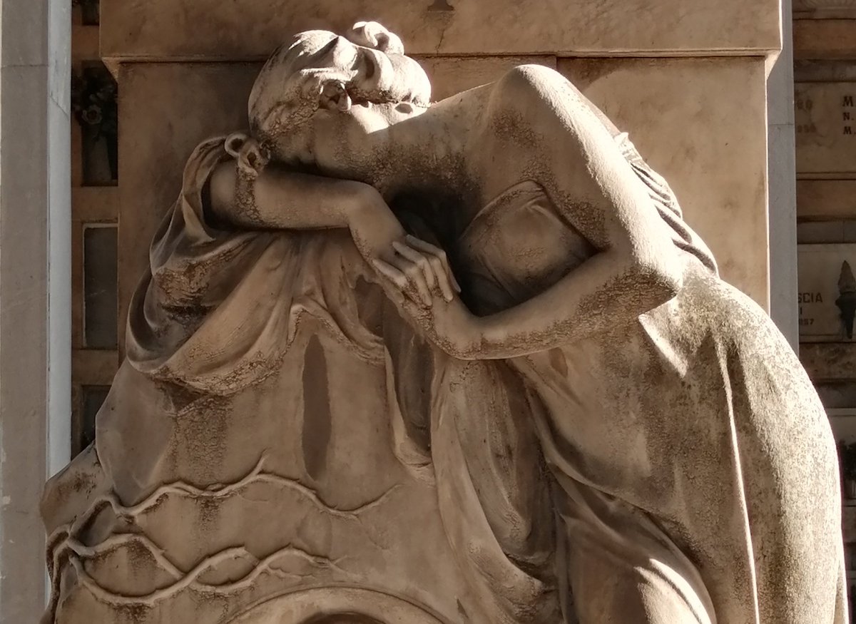 matilde_secchi's tweet photo. #MEMORIAL TO EMANUELE DERCHI, EARLY C20, #BOSCHETTI #CEMETERY, #LASPEZIA, 🇮🇹.
A beautiful woman in typical Art Nouveau style is weeping on a stone bearing Emanuele's elegant effigy. I find that the detail of the leafless, thorny rosebush is very poetic. 🥀 https://t.co/W4JkNNJBoe