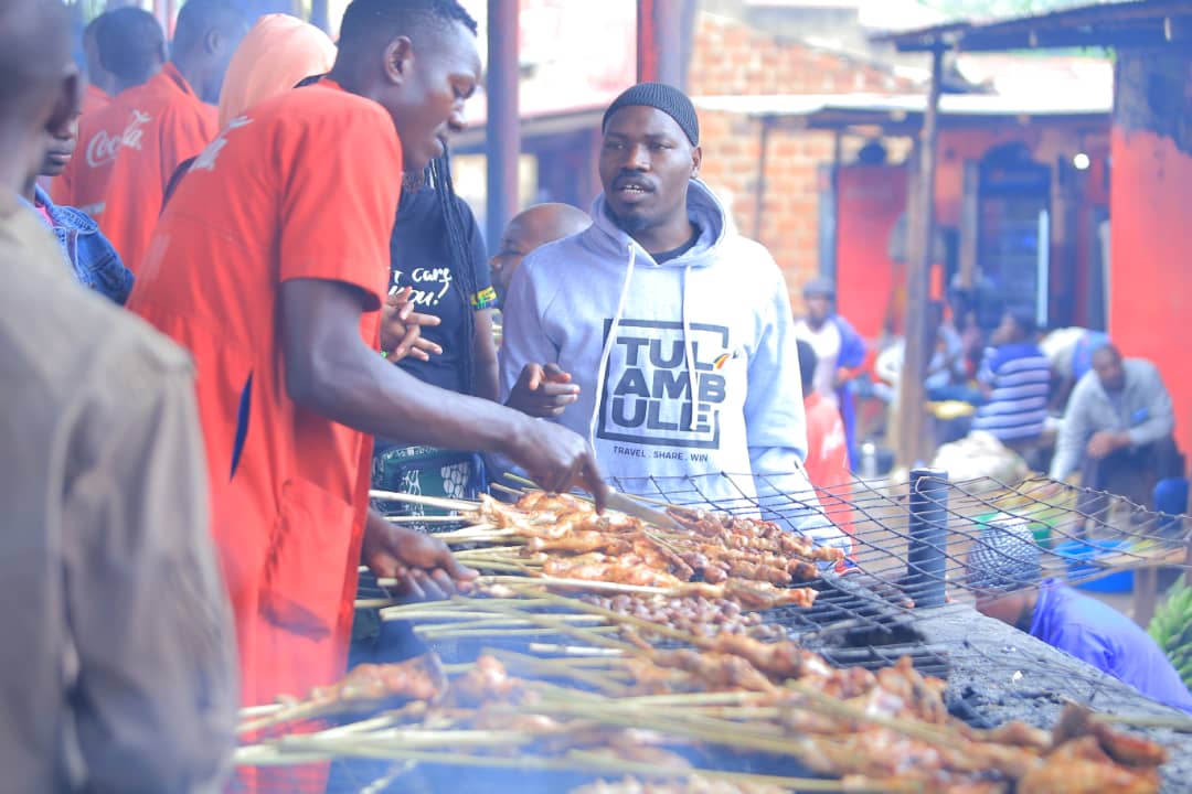 beewol's tweet photo. When on a road trip to Eastern Uganda, always make a stop at Namawojjolo. And when you do, ignore everyone and everything and pay attention to the meat. Nothing should distract you. And for Godsake, go to the fireplace!
#ThisIsUganda
#TulambuleUganda
#VisitUganda
#MeatIsBae https://t.co/gPzCzyfR07