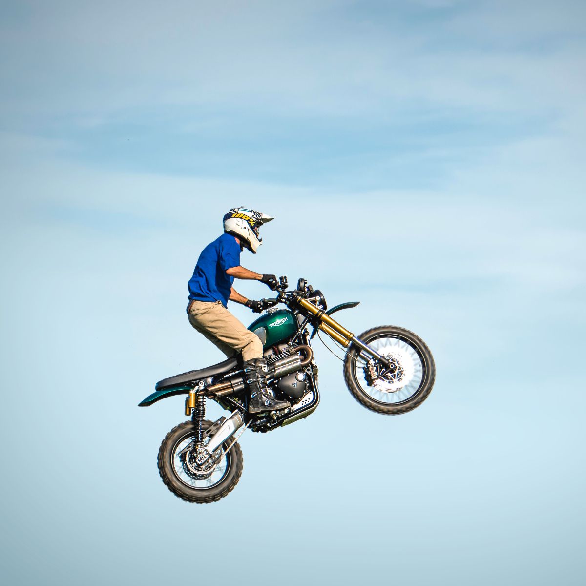 UKTriumph's tweet image. Tonight at 9pm on @Channel4, riding a custom-built Triumph #Scrambler1200, #GuyMartin takes on the iconic 1963 #TheGreatEscape jump and complete the escape to freedom that was denied to #SteveMcQueen’s character in the film. 

fal.cn/35ur2