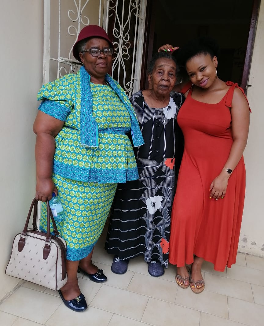 SinenhlanhlaC's tweet photo. Three generations
Mommy, Granny & yours truly, what more can one ask for!?
#Blessings
#issalovething https://t.co/6TUi1ucYVy