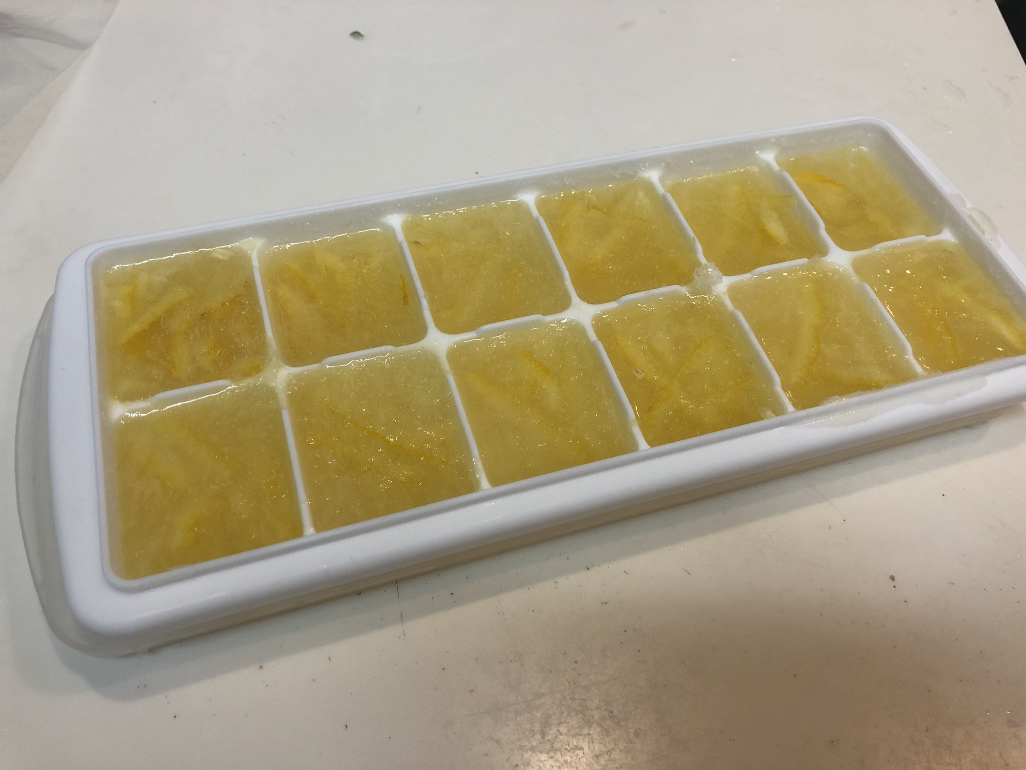 ももももも 大量の柚子の使い道 絞って皮と一緒に製氷皿へ 凍らせてからフリーザーバッグにイン 料理やサワーなんかに使えそう 柚子 大量消費 製氷皿へ 凍らせた T Co 0xc1bhkqsp Twitter