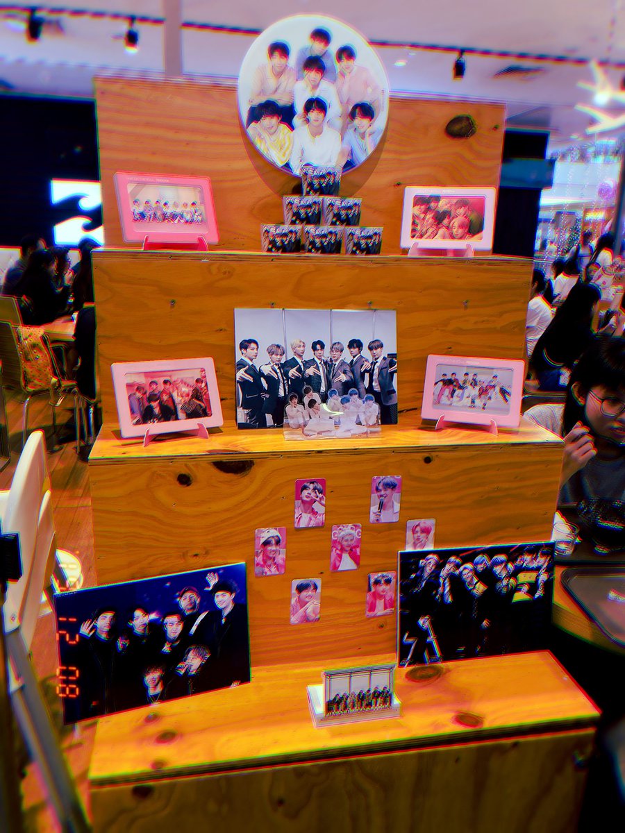 jiinkoos's tweet photo. had fun running around with @missingfishball today lol instant workout 💪🏽 thanks to all the admins who planned these events the deco, cupsleeves, cupholders and gifts are all v nice 🥰

#elysianeverland 
#FirstSnowSoobinSG https://t.co/V5DsE2pFTg