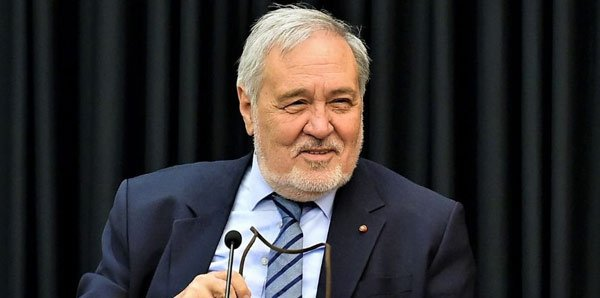 "En olmayacak kelimelerin bile İngilizcesini kullanıyorsunuz. Bu bir geri zekâlılık örneği."

Prof. Dr. İlber Ortaylı