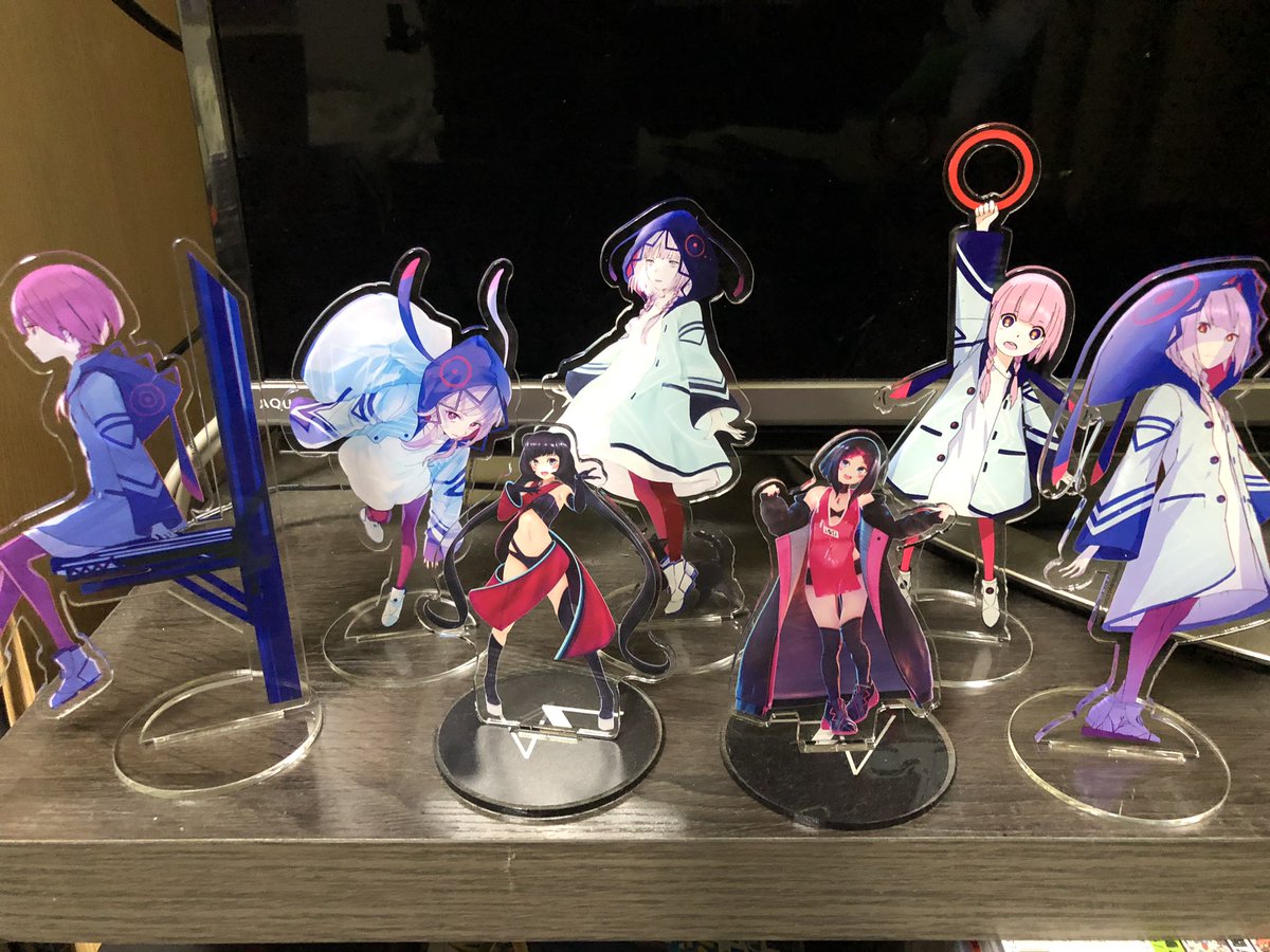 花譜ちゃんのアクリルスタンドは とりあえずAZKiちゃんを囲んでもらい 