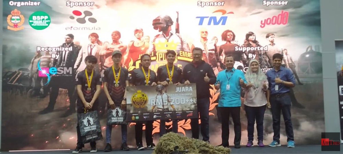TheAirTimes's tweet photo. Penyampaian hadiah kepada pemenang-pemenang PUBG PERISIK. Kumpulan 'Dingoz MX' telah merangkul juara dengan membawa pulang hadiah berjumlah Rm5,200.

@KorRisik @TenteraDarat @MarkasATM 

#PERISIK #KRD #TDM #MEAPS #Pertahanan https://t.co/ScjG6ah56U