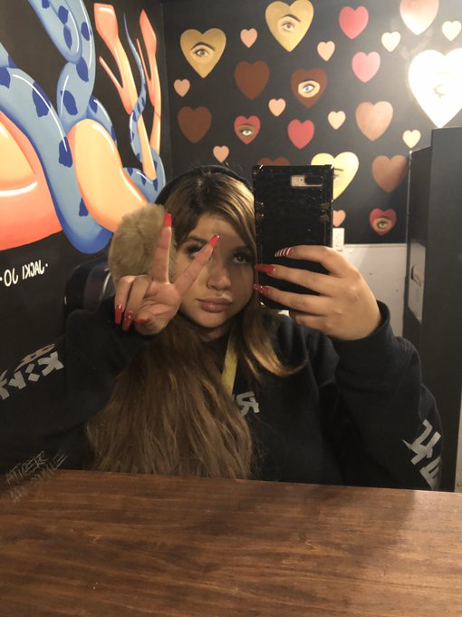 1 pic. Bunkgirl in the bathroom ? https://t.co/Pz7jw07Jt9