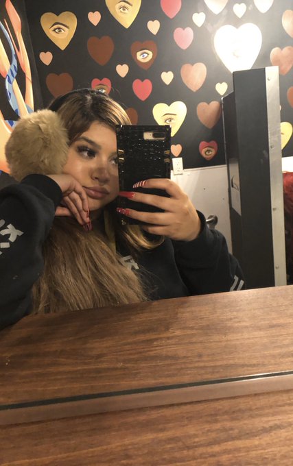 2 pic. Bunkgirl in the bathroom ? https://t.co/Pz7jw07Jt9