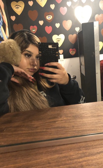 3 pic. Bunkgirl in the bathroom ? https://t.co/Pz7jw07Jt9
