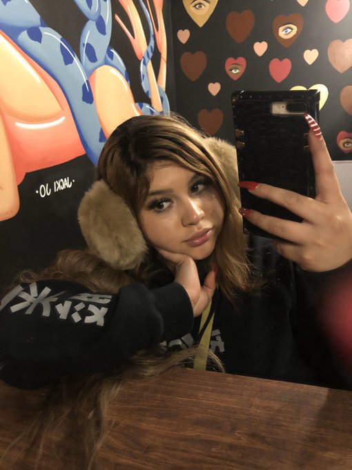 4 pic. Bunkgirl in the bathroom ? https://t.co/Pz7jw07Jt9