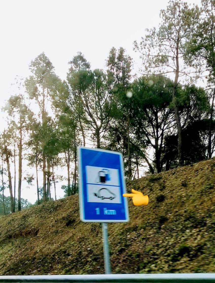 Dr_Eco_EV's tweet photo. 🚗🔌 Magnífica idea de nuestros vecinos portugueses para indicar en que áreas de servicio hay puntos de recarga para vehículos eléctricos. Espero que la @DGTes tome nota y podamos verlo pronto por nuestras carreteras 😉👍 https://t.co/OwIlUkiNE2