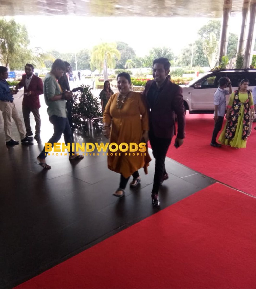 Walking in with his mom, the popular singer and artist #GraceKarunas, is Namma Chidambaram!!! #KenKarunas! Welcome!! 🤩🤩🥳🔥🔥 #BGM7 #BehindwoodsGoldMedals