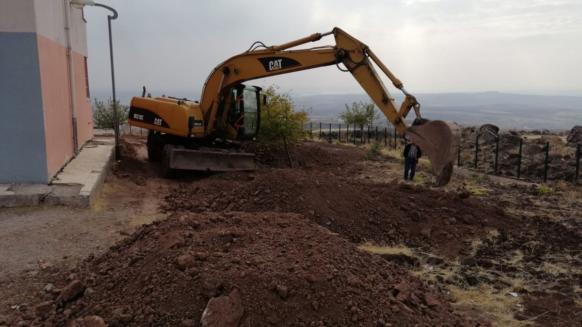 Okulumuzun servis araçlarının  park alanlarinin yetersiz olmasindan dolayi ve okulumuzun bahçesinin düzenlenmesi için bizlere yardimci olan Belediye başkan yardımcısı Cumali KARAVARA ve siverek belediyesine tesekkur ederiz. @NKapanoglu @siverekmem63 @KaravarCumali @Siverekbld