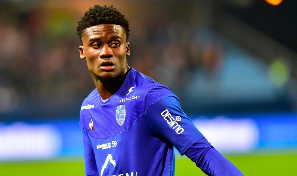 estac_officiel's tweet photo. 📃 Posez vos questions à @9k_gold !
Auteur de buts décisifs notamment face à Auxerre ou encore à Sochaux, l'attaquant troyen a accepté de répondre à vos questions, pour le dernier numéro d'#EstacMag de 2019 !
À vous de jouer ! Vos questions en réponses de la publi👇🏽 https://t.co/9MzwWyckUS