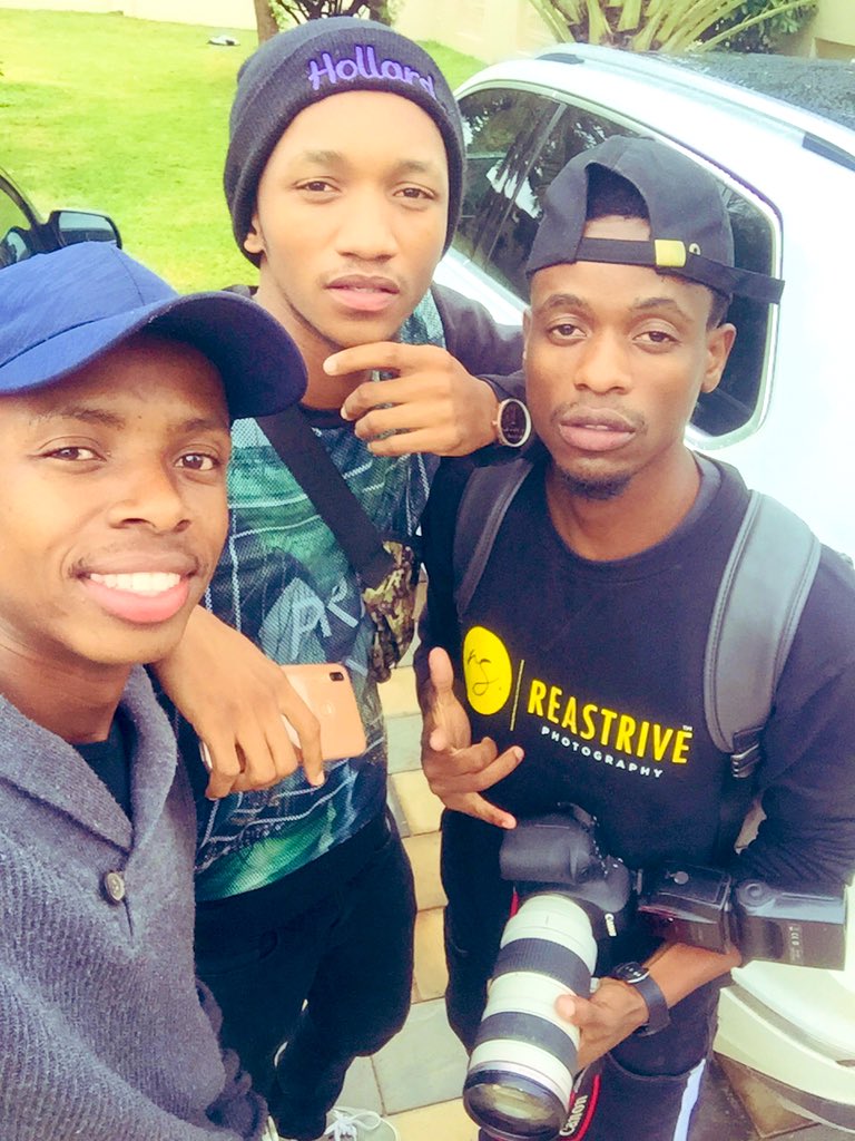 OfentseJo's tweet photo. It’s never a dull moment with my niggas👊🏼😍 yo wa mmese ke gay le tswe hela mo go ene🤭😂 https://t.co/Jm9yuIEnoY