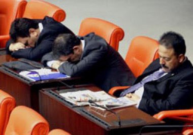 kutadgu35's tweet photo. Uyuyun efendiler uyuyun! Uyuttunuz tabi milleti; sağlıkta, trafikte, yeme-içmede herşeyde ayrıcalık hakkınız #VekilAyrıcalığınaHayır https://t.co/WYHUiPNZTD