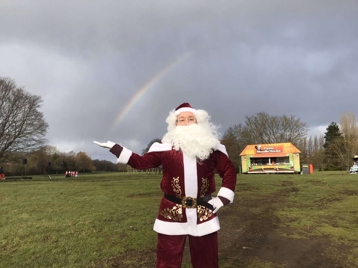 We can see a rainbow! 🌈 🧡

Touch of magic at Santa Run!

#acornssantarun