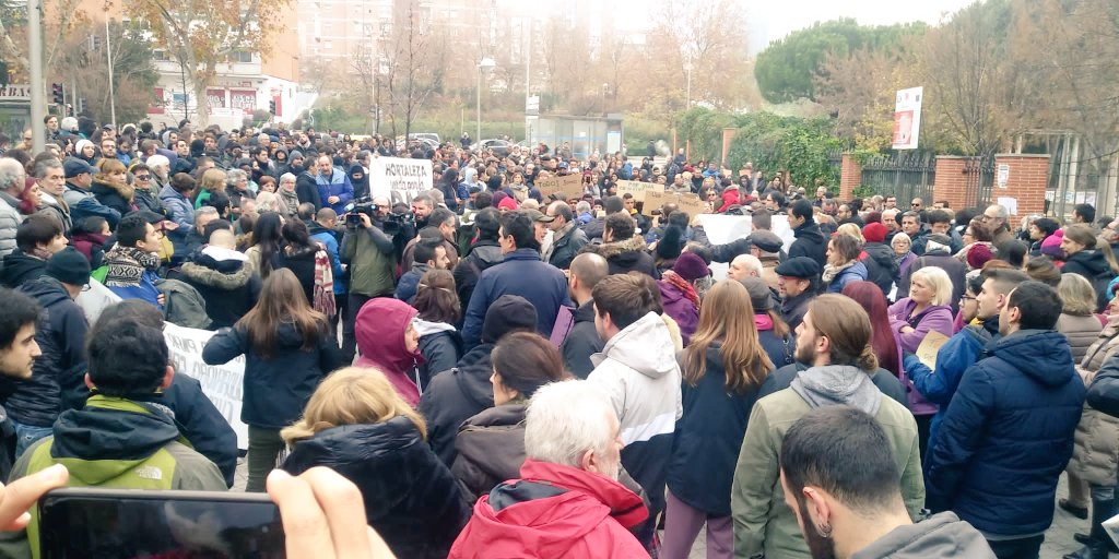 Decenas de personas se concentran en el parque Clara Eugenia sumándose a la convocatoria del vecindario de #Hortaleza contra el odio y por la convivencia

#HortalezaPorLaConvivencia
