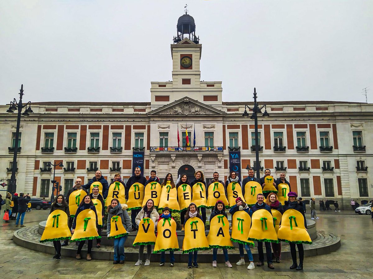 ¿Cansado de las campanadas en la Plaza del Sol? #VotaRubielos para que este año se den en <a href="/telecincoes/">Telecinco</a> desde la #EspañaVaciada 
#FerreroRocher
bit.ly/votarubielos