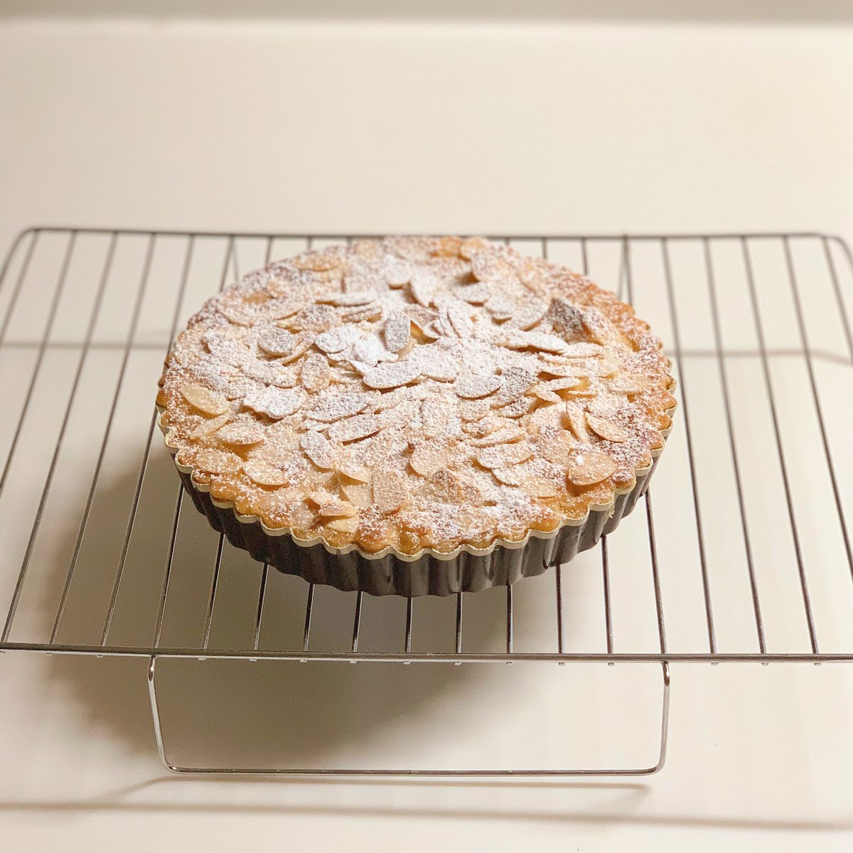 粉砂糖の魔法をかけて、キャラメル林檎のアーモンドケーキを作りました 𓆸

自分に特徴がなくて悩んでた3年前。
今では好きな物も趣味も増えて幸せですね🕊