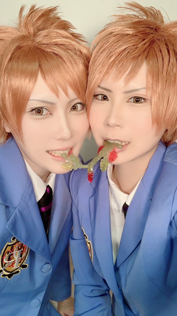 綾瀬奈々斗7 1 0 6章 Twitterissa コスプレ どっちが光くんでしょうかゲーム 久々に鳴海 Nrr5555 に会って最愛の少女漫画桜蘭高校ホスト部 やってきたよ に 似てね でもウィッグもカラコンもオソロでメイクも寄せた 似てないけど可愛