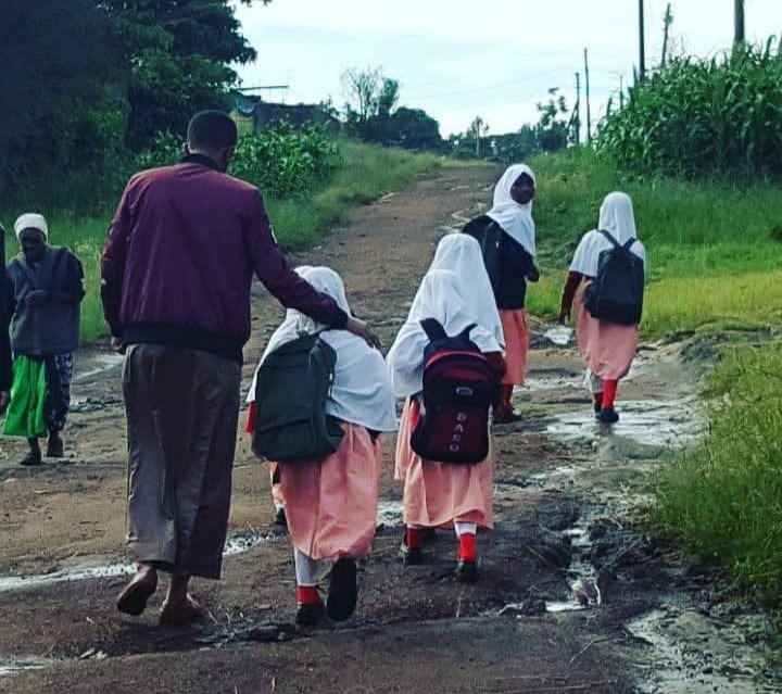 MakeASmileOrg's tweet photo. We believe in supporting quality education for orphans and vulnerable children in order to achieve sustainable development when addressing healthcare, poverty and social welfare.
#OVCeducation #MASO @abdallaumar1 @_AnonymousGift @Elcamiry @asiyayakub03 @issalitmuslimah @AEDTWAQF https://t.co/aKiJGheb3j