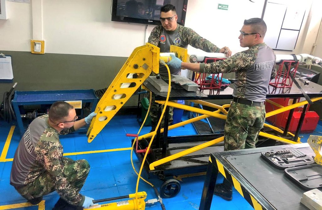 Ejercito_Davaa's tweet photo. #ReporteroBicentenarioDAVAA El Batallón de Mantenimiento de aviación n°1 "Aviones" en su taller de hidráulicos, en desarrollo de sus capacidades, realiza inspección tren de aterrizaje principal del ✈️ #GranCaravan. Foto de: Cabo segundo Víctor Moreno. https://t.co/P8RID2B1Bn